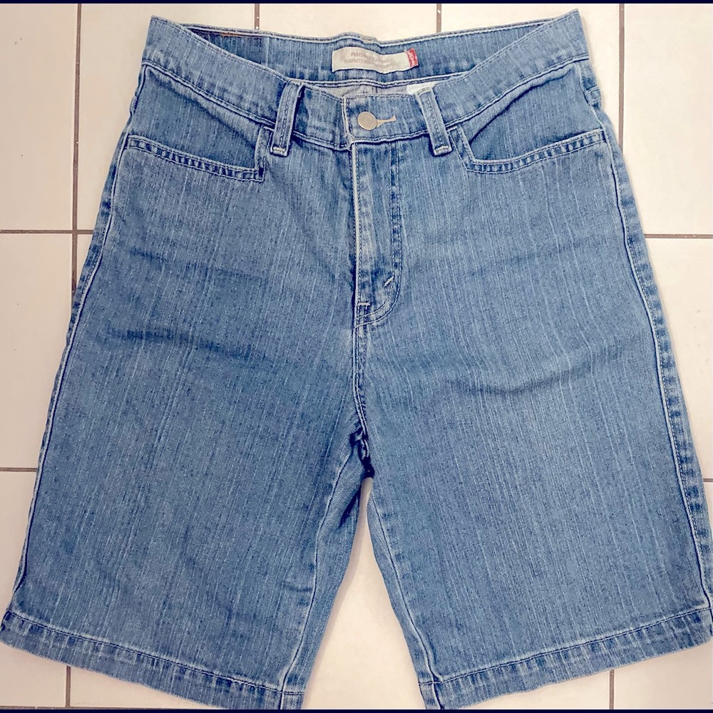 Levi’s perfectly slimming short